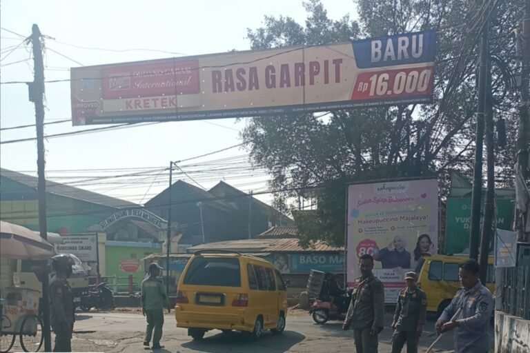 Satpol PP Kecamatan Ibun Tertibkan Spanduk Rokok yang Melintang di Jalan dan Sejumlah Titik Lainnya
