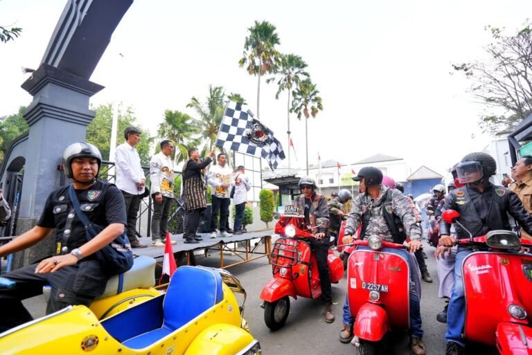 Komunitas Vespa Peringati HUT RI dengan Menggelar Kirab Merah Putih, Wagub Erwan Apresiasi*
